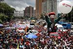 Cientos de chavistas marchan hoy hacia el Palacio Federal Legislativo, en Caracas, para apoyar la instalación de la Asamblea Nacional Constituyente (ANC). EFE/Miguel Gutiérrez