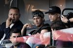 El brasileño Neymar proclamó hoy, en su presentación ante su nueva afición del Paris Saint-Germain (PSG) en el estadio Parque de los Príncipes, que ha llegado al club francés "para hacer historia".