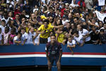 Neymar dio una vuelta al estadio lanzando balones y acompañado por un grupo de niños.