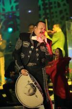 Butacas, gradas y hasta los pasillos estaban a su máxima capacidad, ocupados por miles de personas que anhelaban despedir "la fiesta de todos" en compañía del cantautor mexicano Pepe Aguilar.