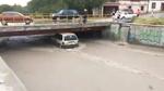 El departamento de Protección Civil de Monclova atendió un reporte de un vehículo varado en el bulevar San José que quedó atorado en uno de los desagües.