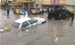 El departamento de Protección Civil de Monclova atendió un reporte de un vehículo varado en el bulevar San José que quedó atorado en uno de los desagües.