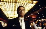 Don Vito Corleone es un temido jefe de la mafia de Nueva York. Tiene cuatro hijos, dos metidos en el negocio y dos más que no quieren saber nada de él. Cuando Corleone se niega a participar en uno de los tratos más redituables, otra de las bandas rivales ordena su asesinato, lo que da origen a la trama de Coppola.
