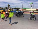 Personas con discapacidad se manifestaron esta mañana a la altura de la rotonda del bulevar Juan Pablo II de Torreón.