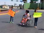 En la manifestación participaron menores de edad, quienes alzaron pancartas en protesta por la ausencia de la Ruta Rosa.