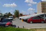 En la clínica colapsó el techo de metal de uno de los estacionamientos.