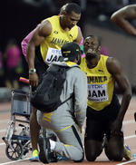El jamaicano Usain Bolt, once veces campeón mundial y ocho olímpico, clausuró hoy en Londres su carrera deportiva rodando por la pista lesionado en plena recta final cuando había recogido el testigo en tercer lugar en la final de relevos 4x100 metros.