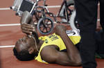 A media recta, Bolt se trastabilló y cayó al suelo entre gestos de dolor. Allí permaneció durante dos minutos, ocultando su cara con las manos, antes de incorporarse para entrar caminando en la meta.