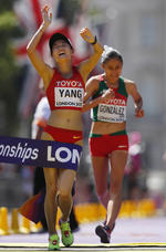 La china Yang Jiayu se quedó con el oro con un tiempo 1 hora, 26 minutos y 18 segundos. Yang, de 21 años, se proclamó campeona mundial en su primera participación en una cita internacional de envergadura.