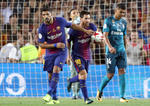 Messi emparejaría los cartones con un penal presuntamente inexistente, en una falta que habría fingido Luis Suárez.