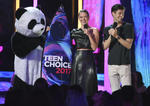 Melissa Benoist, a la izquierda y Grant Gustin presentan una actuación en el Teen Choice Awards.