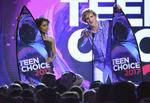 Melissa Benoist, a la izquierda y Grant Gustin presentan una actuación en el Teen Choice Awards.