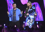 Adam Levine, a la izquierda y James Valentine de Maroon 5, aceptan el premio de la década en el Teen Choice Awards.