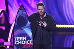 Adam Levine, a la izquierda y James Valentine de Maroon 5, aceptan el premio de la década en el Teen Choice Awards.