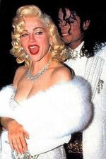 Madonna llevó a Michael Jackson como su cita a los premios Oscar de 1991. Fue todo un revuelo, la ceremonia estaba plagada de estrellas del cine, pero estos dos cantantes fueron los que robaron cámara.