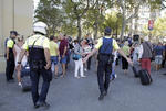 Los policías trataron de contener a los horrorizados ciudadanos y turistas.