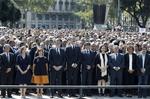 Ciudadanos, turistas y curiosos, guardaron un minuto de silencio que ha terminado con largos aplausos y un grito de "no tengo miedo", por los atentados de La Rambla de Barcelona y de Cambrils ocurridos ayer.