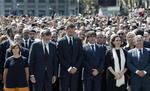 El rey Felipe VI (tercero al centro) encabezó hoy la concentración de un minuto de silencio que autoridades del Estado, Cataluña y Barcelona realizaron en las proximidades a donde un atentado terrorista causó 13 muertos y más de un centenar de heridos.