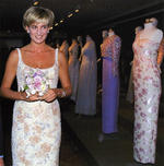 25 de junio de 1997: dona sus vestidos para una subasta destinada a financiar la lucha contra el cáncer y el sida, dos de las numerosas causas que apoyó. La venta genera 5,7 millones de dólares.