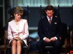 9 de diciembre de 1992: se separa del príncipe Carlos. Unos meses antes, Andrew Morton revelaba en la exitosa biografía Diana, su verdadera vida los detalles del naufragio de la pareja, sus crisis de bulimia y sus tentativas de suicidio.