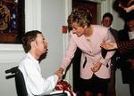 10 de abril de 1987: la imagen de Diana estrechando la mano de un enfermo de sida da la vuelta al mundo, en una época en que los enfermos eran discriminados.