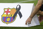 En una jornada en que se rindió un homenaje a las víctimas de los atentados de esta semana en España, Barcelona comenzó su participación en la campaña de la Liga venciendo ayer 2-0 al Real Betis.