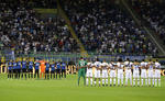Antes de todos los demás encuentros de la primera fecha de la Liga se guardó también un minuto de silencio, incluido el duelo que el Real Madrid ganó por goleada de 3-0 al Deportivo La Coruña para cerrar la actividad dominical.