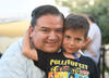 20082017 DE FIESTA.  José Eduardo con su tío, Jesús.