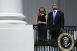 El propio presidente estadounidense, Donald Trump, y su esposa, Melania, se asomaron hoy al balcón del segundo piso de la Casa Blanca para ver el eclipse total de sol.