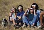 Estadounidenses se congregaron en diversos puntos de sus ciudades para ver el eclipse.