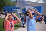 Torreoneneses disfrutaron del eclipse en el Planetarium.