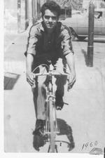 24082017 El Sr. José Luis Rosales Carrillo (f) paseando por las calles de Torreón con su primer bicicleta en 1960.