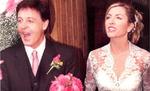 La actriz Liza Minelli y el productor David Gest se casaron en el 2002. Ella usó un vestido que costó 35 mil euros; la pareja no escatimó en gastos y su boda costó más dos y medio millones de euros. Entre sus invitados estuvieron personalidades como Michael Jackson y Liz Taylor; desafortunadamente esta pareja se separó en 2007.