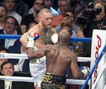 Sin embargo, las limitaciones se hicieron evidentes para el campeón de la UFC, y aunado a la desesperación de las mismas, McGregor soltó diversos golpes ilegales en el pugilismo que obligaron a Mayweather a relucir su ya conocido estilo defensivo de boxeo.