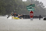 El sistema de respuestas a emergencias 911 de Houston se saturó con cientos de llamadas de personas que necesitan ser rescatadas, al inundarse sus casas.