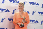 La cantante Katy Perry fungió como conductora en la ceremonia de los premios MTV.