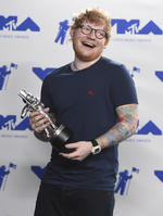El británico Ed Sheeran se llevó el galardón al mejor artista del año, una de las novedades de esta edición, pues por primera vez los premios VMA no separaron a hombres y mujeres en dos categorías diferentes.