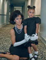 Kim Kardashian protagonizó junto a su hija North una sesión de fotos muy especial. La estrella de reality show se vistió como Jackie Kennedy para retratarse junto a su pequeña para la edición de septiembre de la revista Interview.