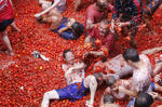 El evento se celebra en una región donde se cultivan tomates, inspirado por una guerra de comida entre niños locales en 1945.