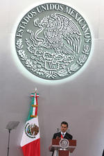 Al referirse a la política internacional, dijo que México no aceptará "nada que vaya en contra de nuestra dignidad como nación".