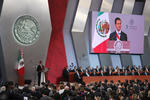 Al referirse a la política internacional, dijo que México no aceptará "nada que vaya en contra de nuestra dignidad como nación".