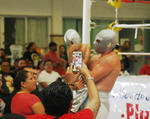La adrenalina y pasión de la lucha libre se desbordó en Durango, en donde hizo su presentación Santo Jr., la tercera generación del enmascarado de plata.
