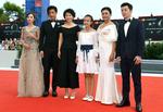 Los actores chinos Peng Jing, Geng Le, la directora china Vivian Qu, y los actores chinos Meijung, Shi Ke y Wang Yuexin posan durante la presentación de la película 'Jia Nian Hua".