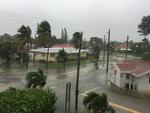Una grúa cayó hoy sobre un edificio en construcción del centro de Miami por los fuertes vientos del huracán Irma, sin que nadie resultase herido, lo que presenció uno de los empleados del Servicio Meteorológico Nacional, que grabó el momento de la caída.