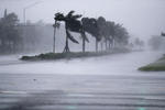 Después de haber pasado el sábado por Cuba y de tocar tierra hoy en los Cayos de Florida, los vientos de Irma se redujeron de 130 a 120 millas por hora (195 a 215 kilómetros por hora).