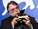 "Quiero dedicar esto a todo joven director mexicano y latinoamericano que desea hacer una película en el género fantástico; si permaneces, consigues lo que quieres", dijo Del Toro en su mensaje de aceptación.