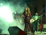 Pasadas las 23:00 horas, la cantante apareció en un escenario instalado sobre la avenida Sarabia y Calle Juárez.