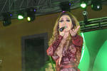 Pasadas las 23:00 horas, la cantante apareció en un escenario instalado sobre la avenida Sarabia y Calle Juárez.