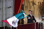 El presidente Peña salió al balcón y tocó en cuatro ocasiones la histórica Campana de Dolores y  ondeó el lábaro patrio.