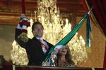 El presidente Peña salió al balcón y tocó en cuatro ocasiones la histórica Campana de Dolores y  ondeó el lábaro patrio.